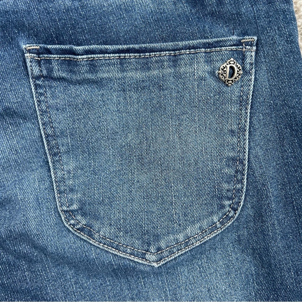DEMOCRACY AB SOLUTION Women’s Capris/Cropped Jeans Light Wash Raw Hem 2 - Picture 5 of 10